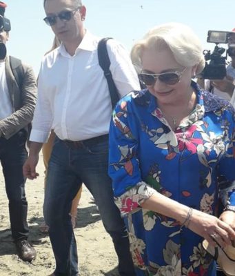 Dăncilă, pe plajă la Sulina. Mesaj către copiii din afara graniţelor: România vă aşteaptă să vă întoarceţi acasă