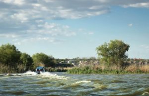 Turişti salvaţi pe lacul Goloviţa