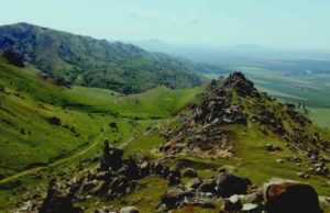 Bătrână dispărută de acasă, găsită în viaţă într-o râpă de lângă Măcin